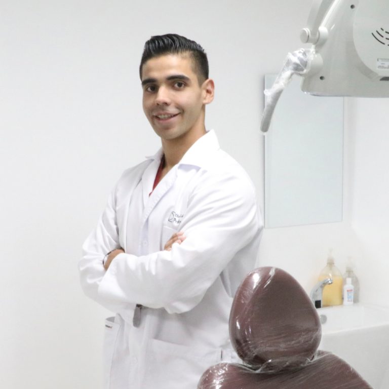 Odontología.ortodoncia.periodoncia.endodoncia.dientes.salud oral.medico.odontólogo.ortodoncista.caries.dolo de muela.dolor de diente.dolor.endodoncista.muela.diente.molar.odontologo.diseño de sonrisa.sonreir.sonrisa.carillas.carillas dentales.dentlales